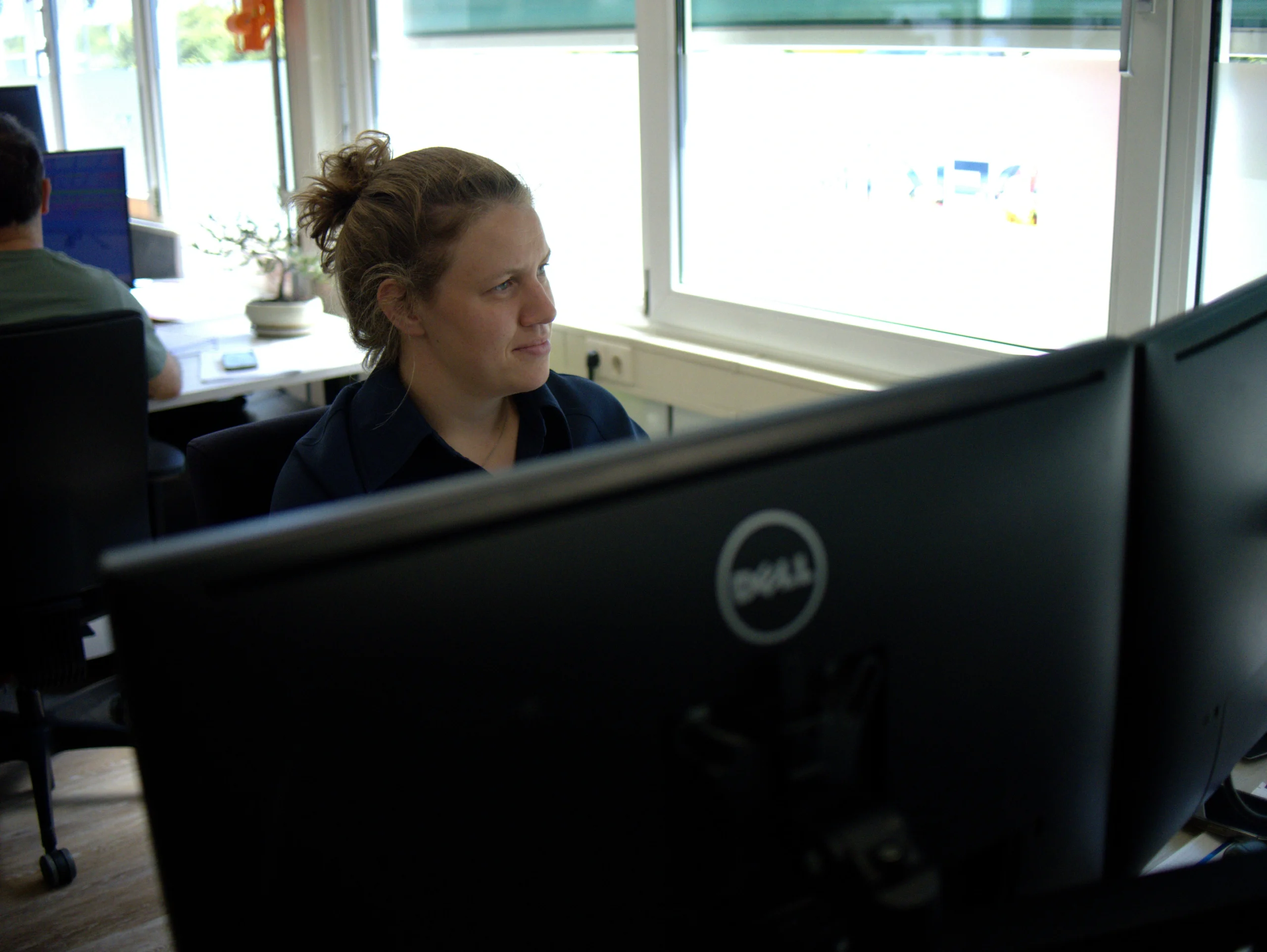 Benthe de Haan op kantoor, achter een Dell-monitor