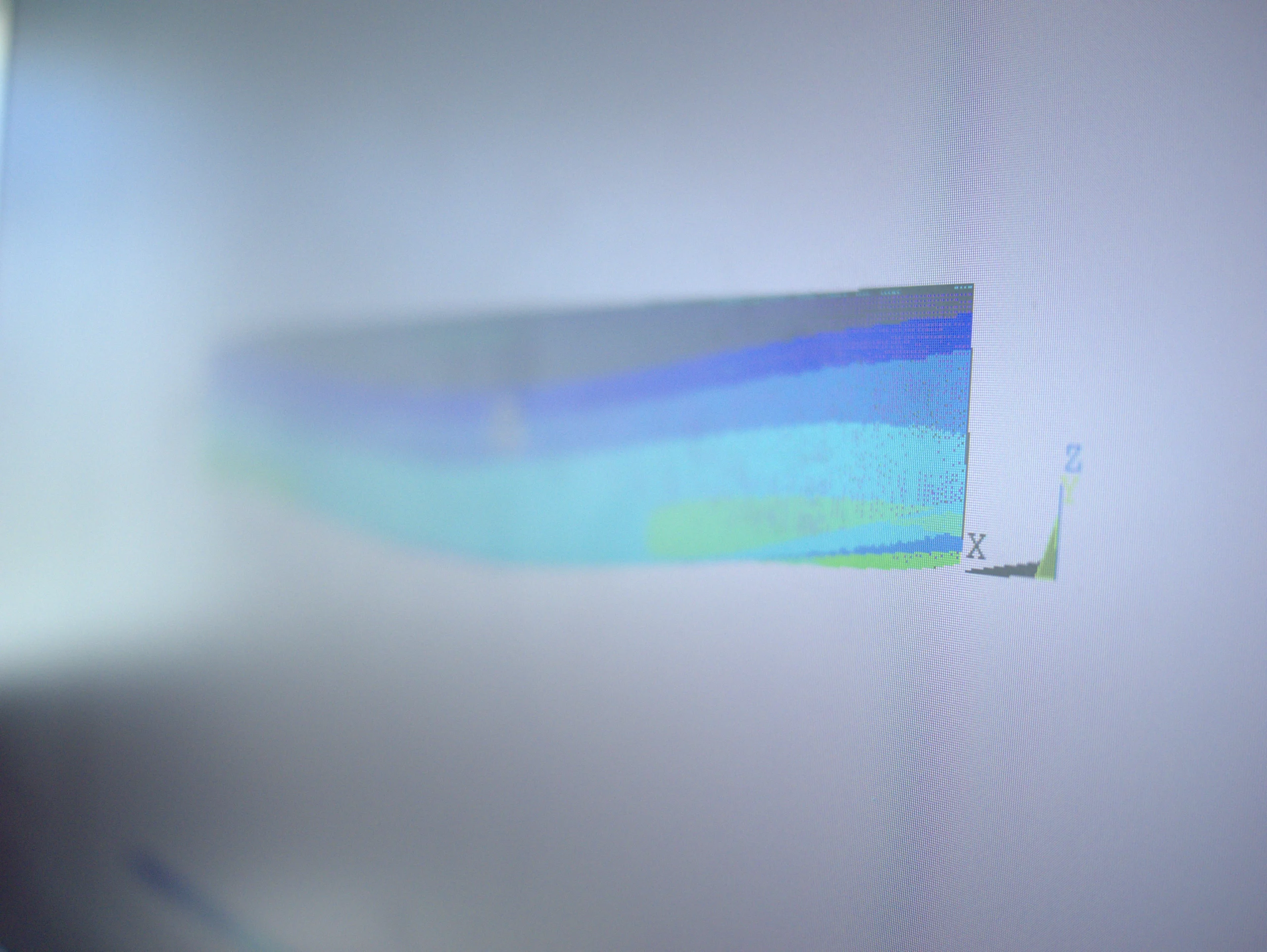 Close-up van een FEM-berekening met gekleurde spanningsvisualisatie